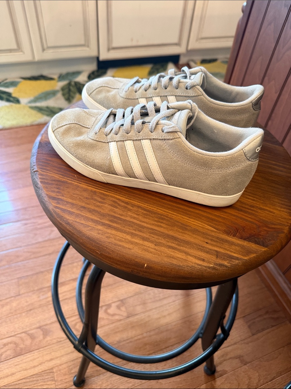 ADIDAS 🩶 🤍 3 stripe gray suede street sneakers size 8 guc!